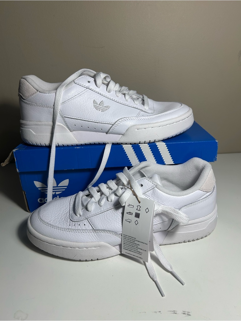 Adidas- Court super, white, 9 women sw